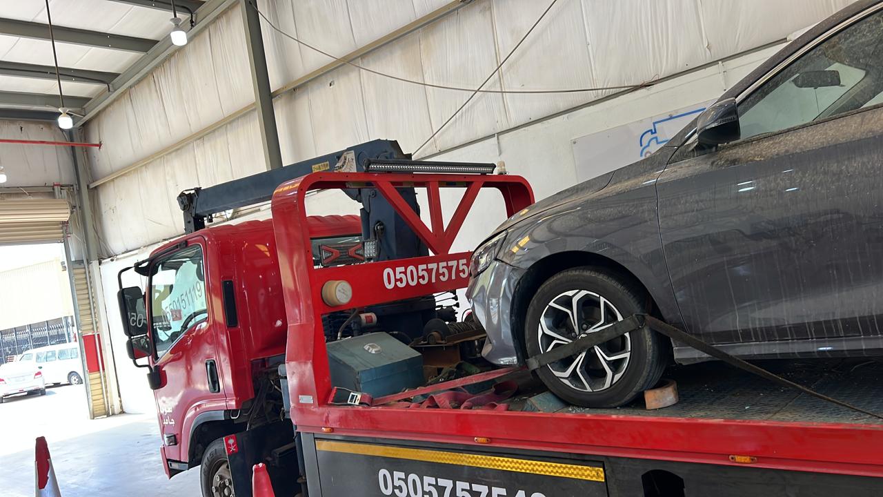 سطحة ايسوزو حمراء مدمجة بكرين وهيدروليك لإنقاذ السيارات في صبيا